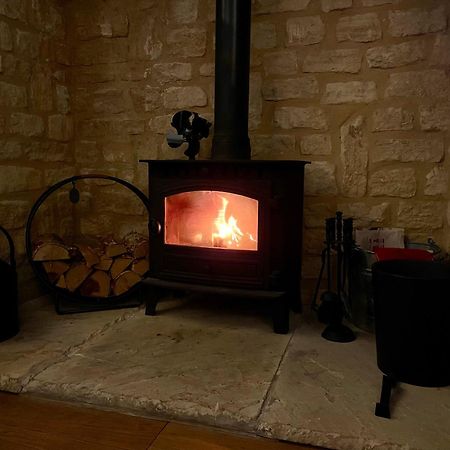 Cosy Cotswold Lodge By Your Home Here - Summer Sale For 3 Plus Nights - Ideal For Families With Log-Burner, Spa, Private Parking And Heated Swimming Pools Ashton Keynes Kültér fotó