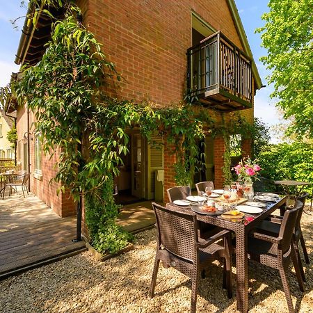 Cosy Cotswold Lodge By Your Home Here - Summer Sale For 3 Plus Nights - Ideal For Families With Log-Burner, Spa, Private Parking And Heated Swimming Pools Ashton Keynes Kültér fotó