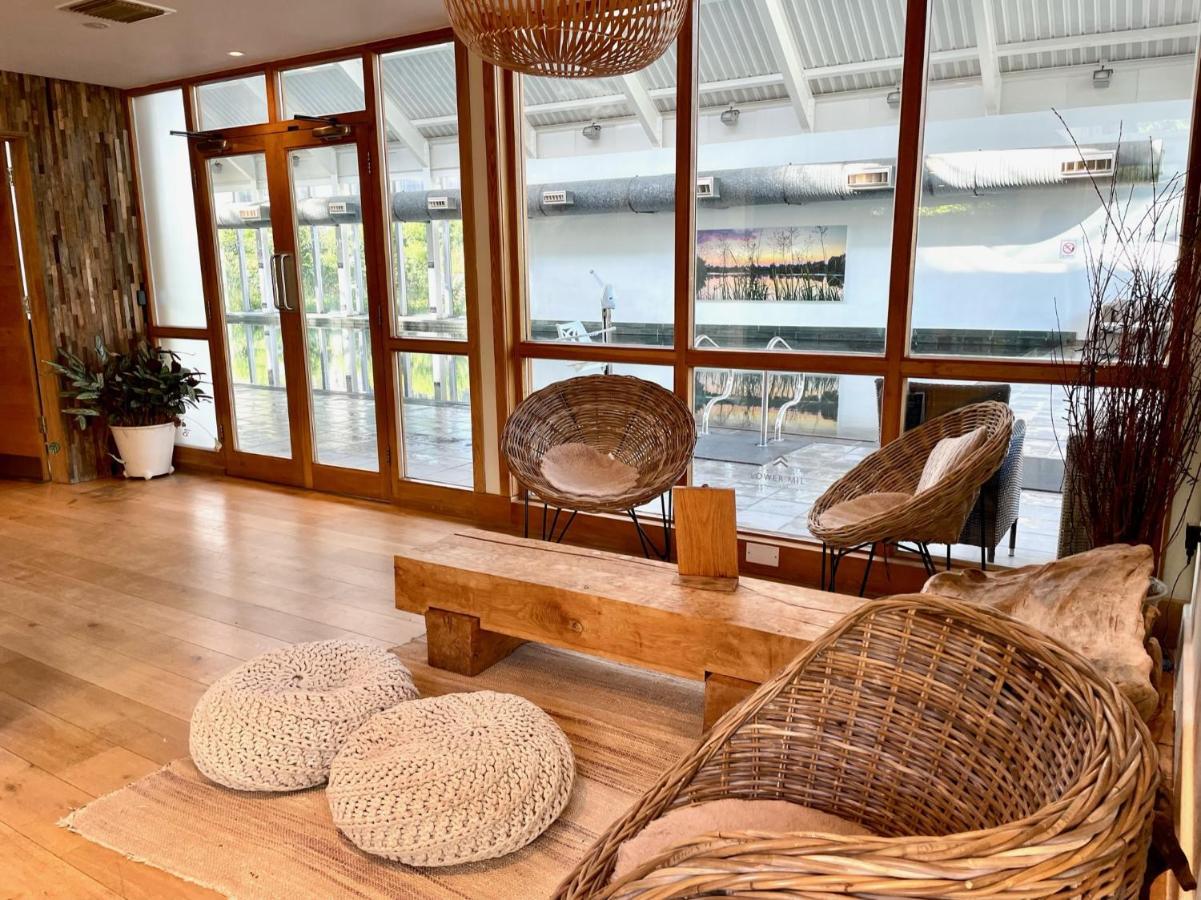 Cosy Cotswold Lodge By Your Home Here - Summer Sale For 3 Plus Nights - Ideal For Families With Log-Burner, Spa, Private Parking And Heated Swimming Pools Ashton Keynes Kültér fotó
