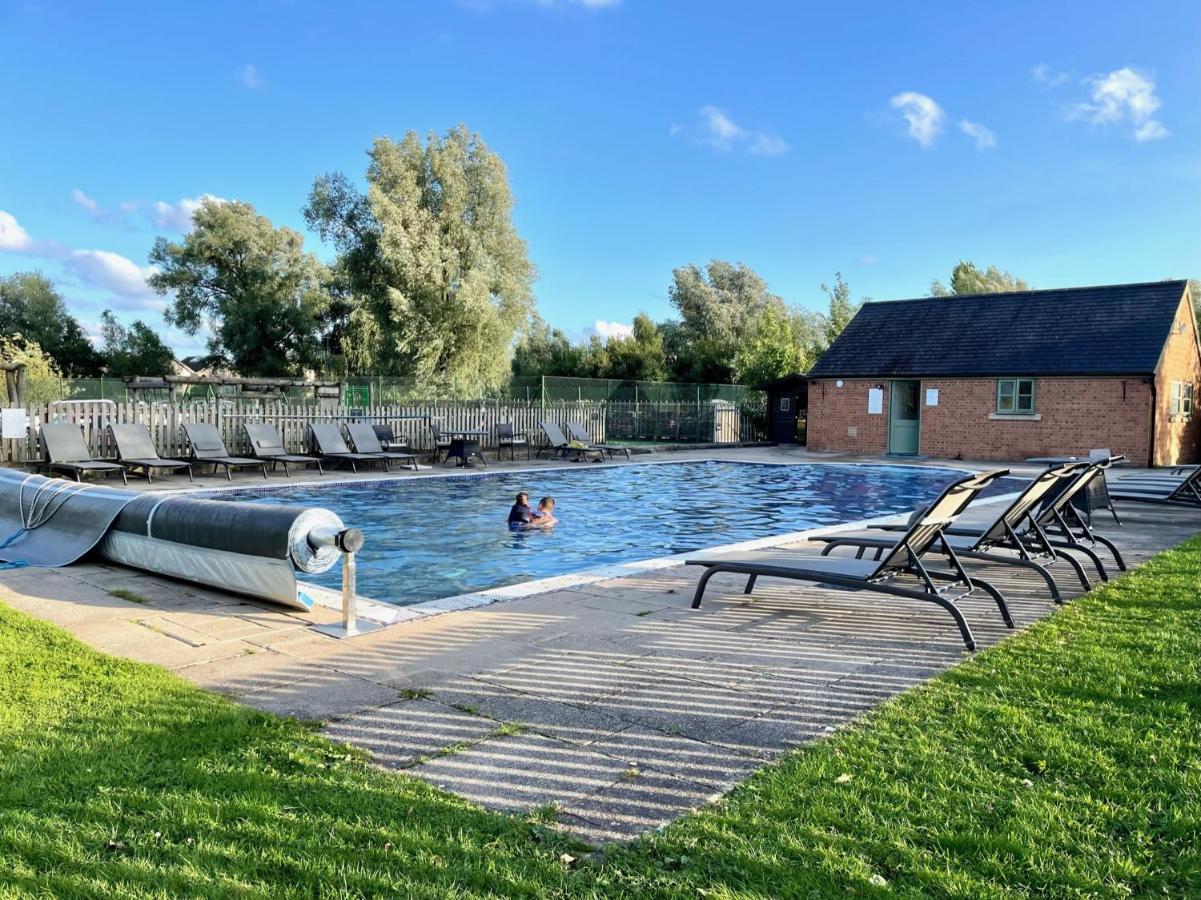 Cosy Cotswold Lodge By Your Home Here - Summer Sale For 3 Plus Nights - Ideal For Families With Log-Burner, Spa, Private Parking And Heated Swimming Pools Ashton Keynes Kültér fotó