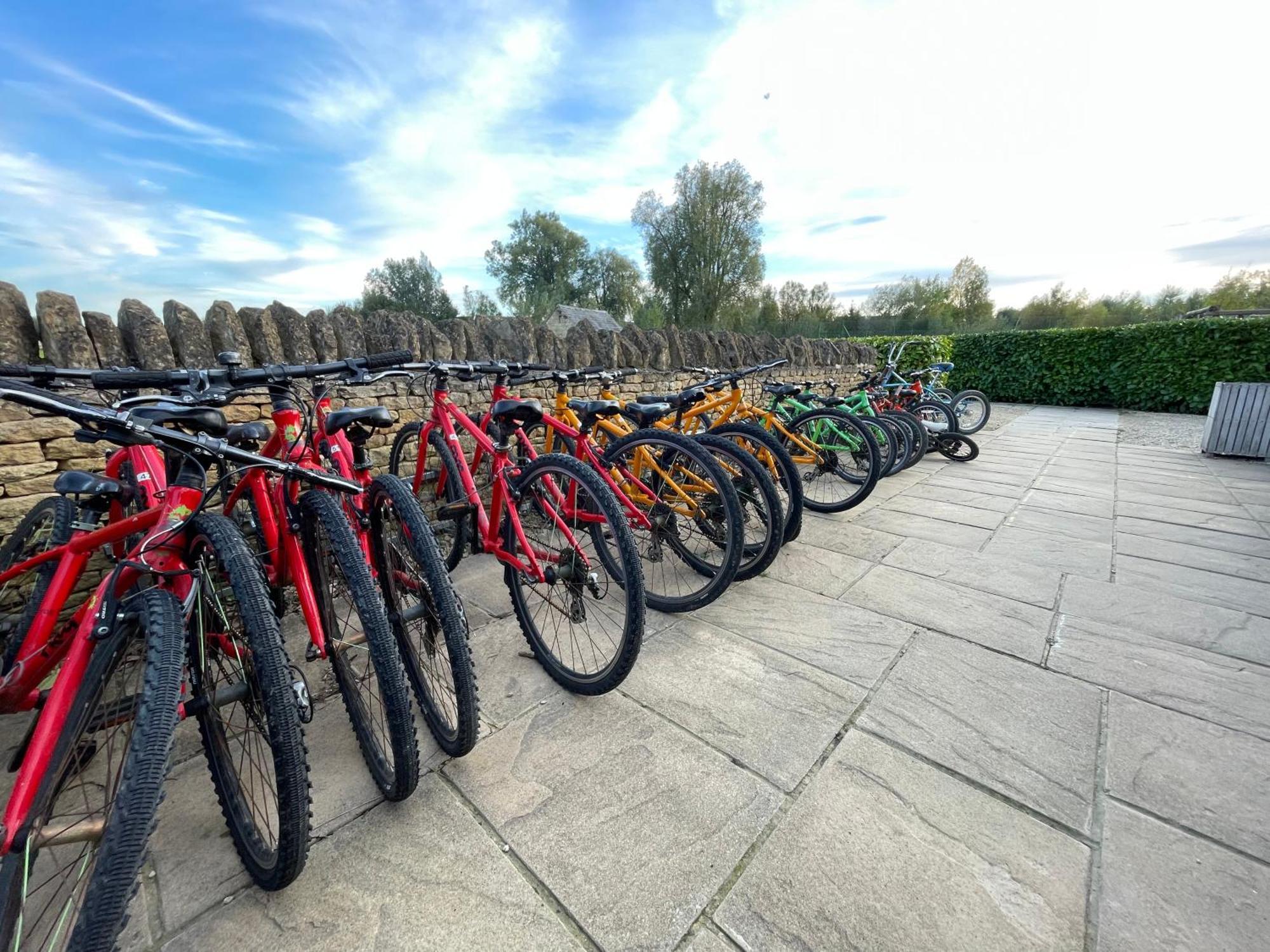 Cosy Cotswold Lodge By Your Home Here - Summer Sale For 3 Plus Nights - Ideal For Families With Log-Burner, Spa, Private Parking And Heated Swimming Pools Ashton Keynes Kültér fotó