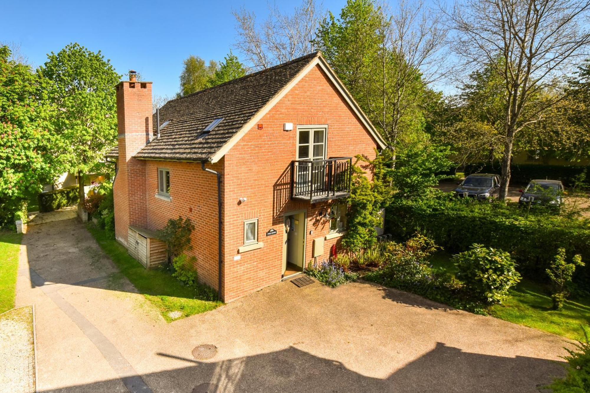 Cosy Cotswold Lodge By Your Home Here - Summer Sale For 3 Plus Nights - Ideal For Families With Log-Burner, Spa, Private Parking And Heated Swimming Pools Ashton Keynes Kültér fotó