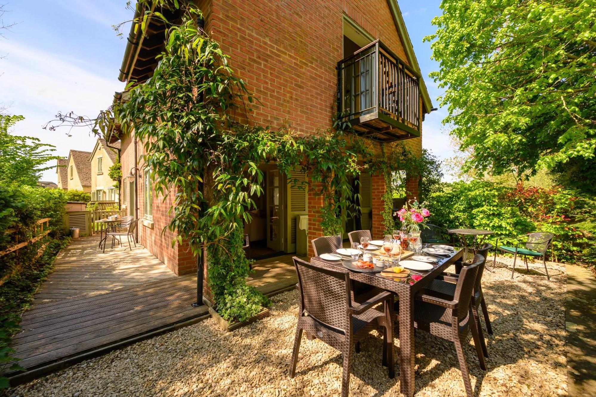 Cosy Cotswold Lodge By Your Home Here - Summer Sale For 3 Plus Nights - Ideal For Families With Log-Burner, Spa, Private Parking And Heated Swimming Pools Ashton Keynes Kültér fotó