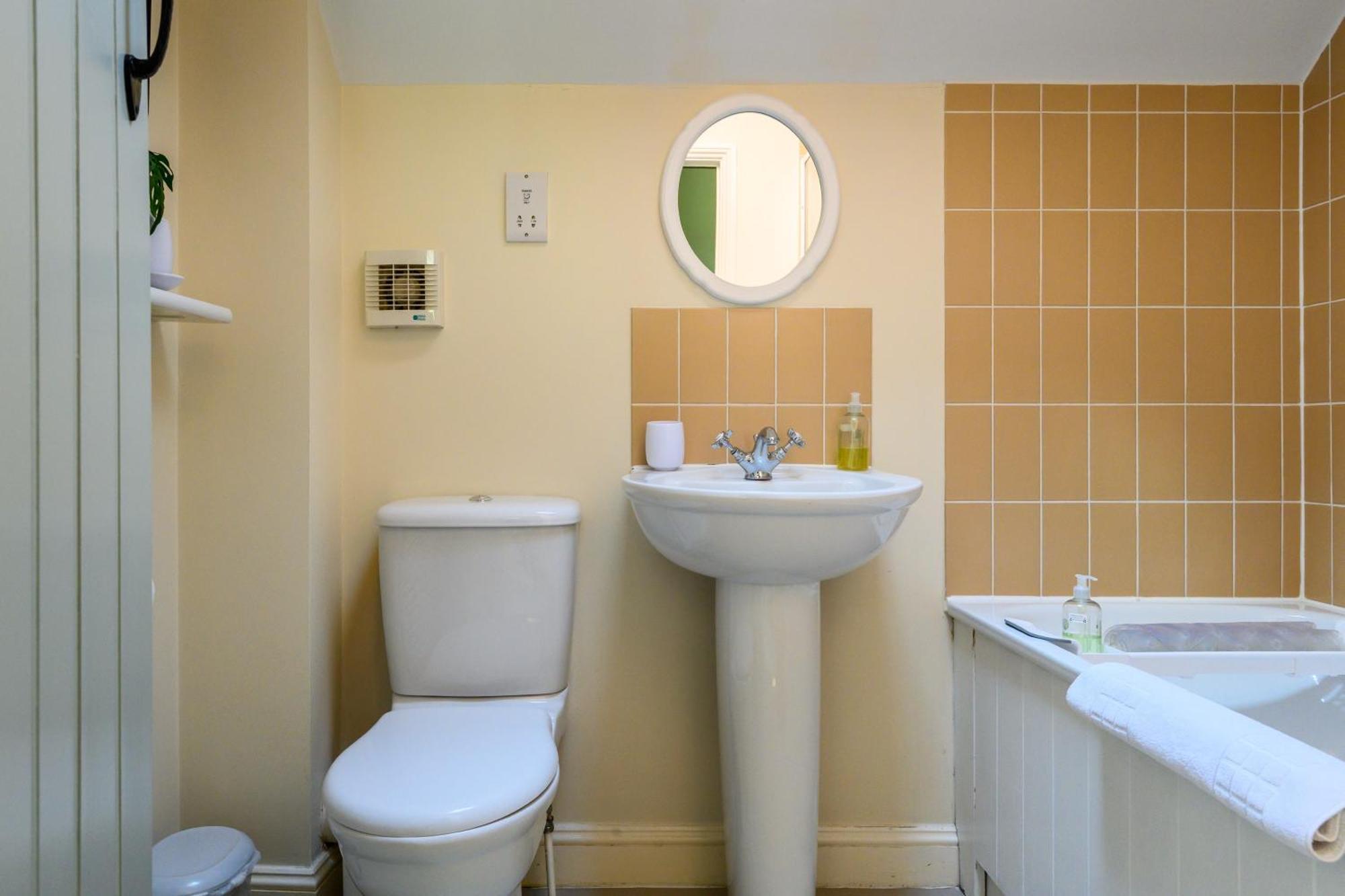 Cosy Cotswold Lodge By Your Home Here - Summer Sale For 3 Plus Nights - Ideal For Families With Log-Burner, Spa, Private Parking And Heated Swimming Pools Ashton Keynes Kültér fotó