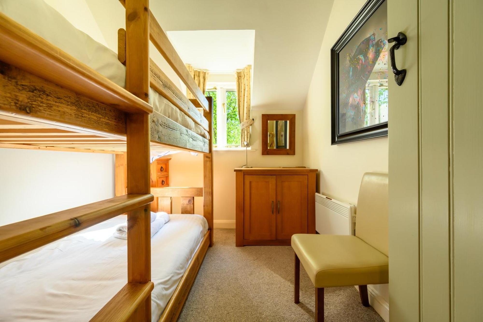 Cosy Cotswold Lodge By Your Home Here - Summer Sale For 3 Plus Nights - Ideal For Families With Log-Burner, Spa, Private Parking And Heated Swimming Pools Ashton Keynes Kültér fotó