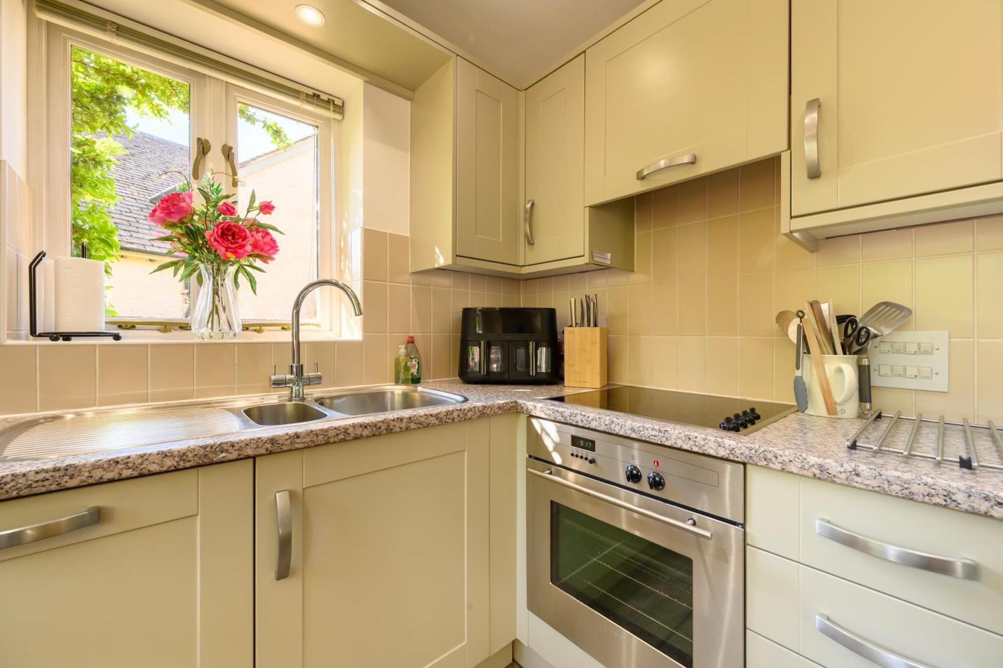 Cosy Cotswold Lodge By Your Home Here - Summer Sale For 3 Plus Nights - Ideal For Families With Log-Burner, Spa, Private Parking And Heated Swimming Pools Ashton Keynes Kültér fotó
